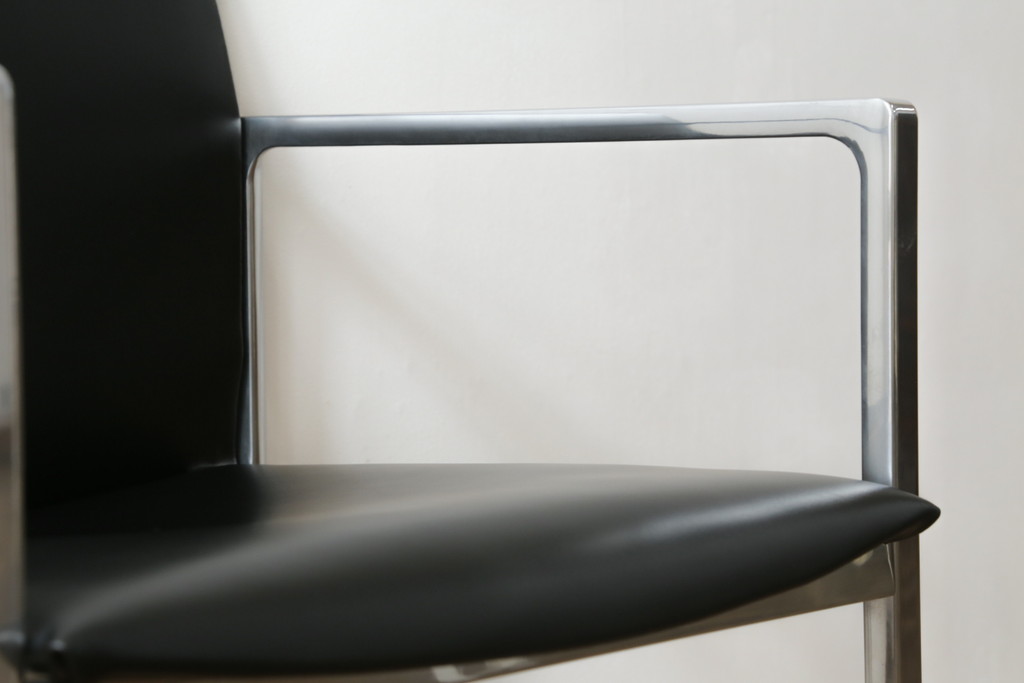 中古　美品!!　Cassina(カッシーナ)　184EVE(イヴ)　洗練されたモダンデザインが目を引くアームチェア(ダイニングチェア、椅子、イス)(定価約30万円)(R-076795)