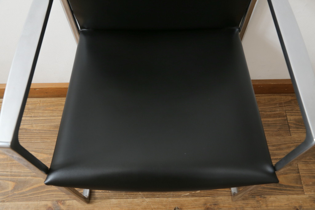 中古　美品!!　Cassina(カッシーナ)　184EVE(イヴ)　洗練されたモダンデザインが目を引くアームチェア(ダイニングチェア、椅子、イス)(定価約30万円)(R-076795)