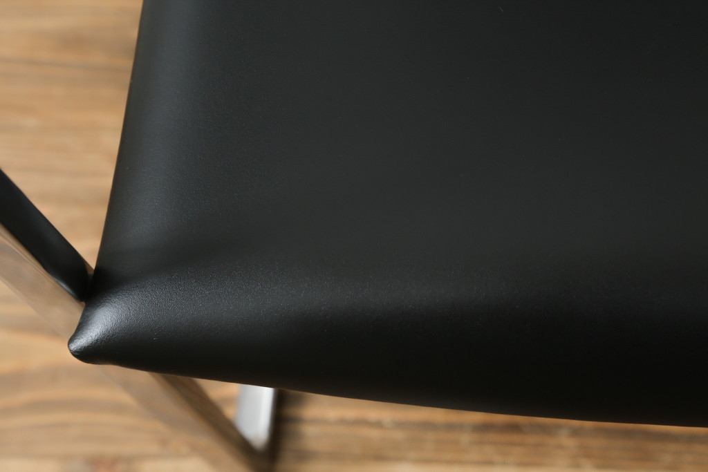 中古　美品!!　Cassina(カッシーナ)　184EVE(イヴ)　洗練されたモダンデザインが目を引くアームチェア(ダイニングチェア、椅子、イス)(定価約30万円)(R-076795)