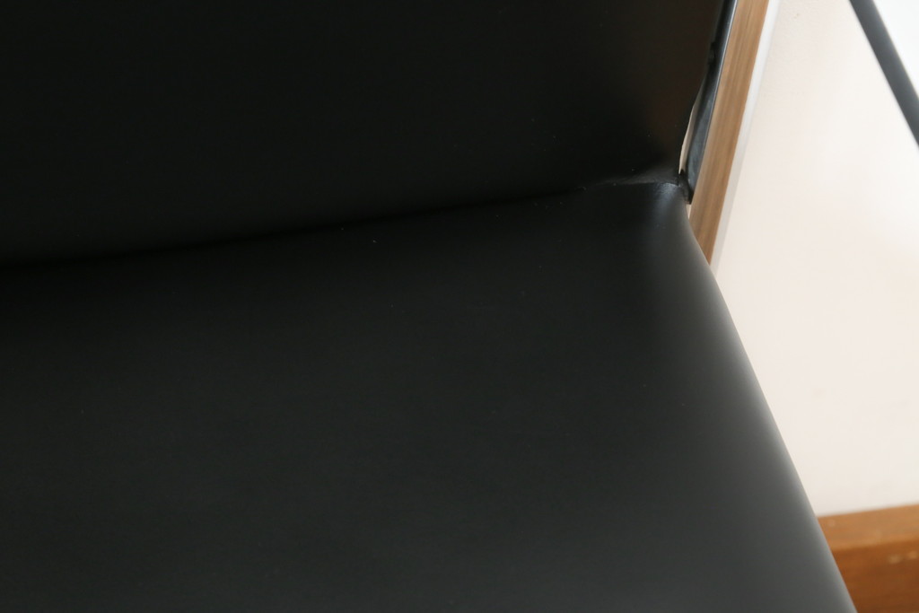 中古　美品!!　Cassina(カッシーナ)　184EVE(イヴ)　洗練されたモダンデザインが目を引くアームチェア(ダイニングチェア、椅子、イス)(定価約30万円)(R-076795)