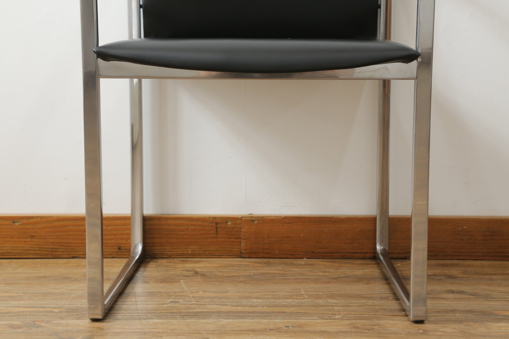 中古　美品!!　Cassina(カッシーナ)　184EVE(イヴ)　洗練されたモダンデザインが目を引くアームチェア(ダイニングチェア、椅子、イス)(定価約30万円)(R-076795)