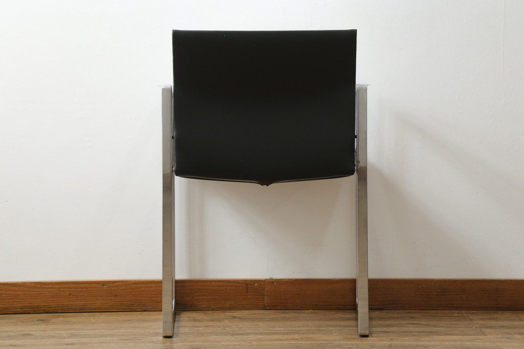 中古　美品!!　Cassina(カッシーナ)　184EVE(イヴ)　洗練されたモダンデザインが目を引くアームチェア(ダイニングチェア、椅子、イス)(定価約30万円)(R-076795)