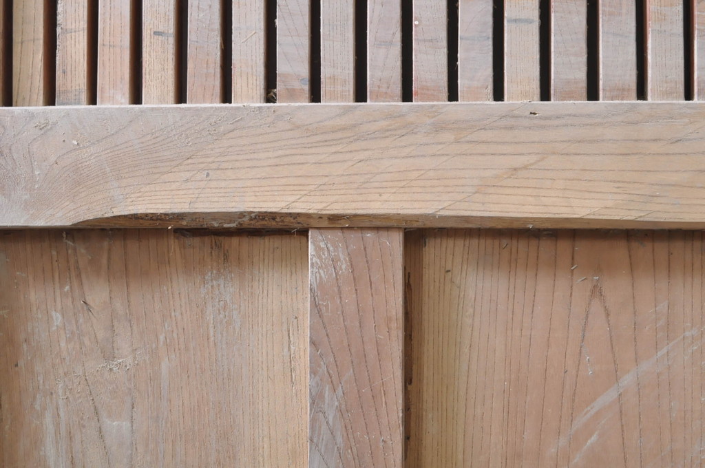 アンティーク建具　総欅(ケヤキ)材　新潟産　框組の腰板が魅力の格子蔵戸1枚(引き戸、玄関戸)(R-069021)