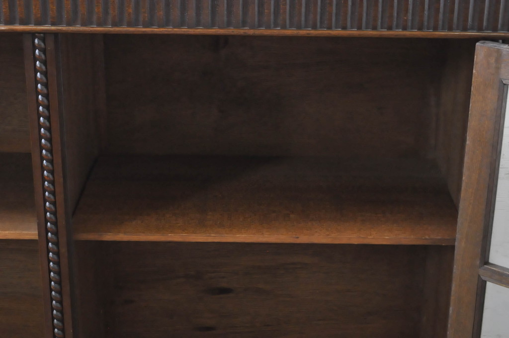 和製アンティーク　神戸洋家具　ボールフット　クラシカルな雰囲気漂うサイドボード(サイドキャビネット、ブックケース、収納棚、戸棚、飾り棚、本箱)(R-068503)