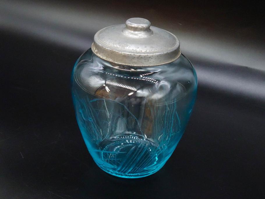 当時物　昭和レトロ　切子　涼しげな水色が目を引くキャンディーポット(菓子瓶、あめや瓶、飴屋、砂糖壺、ガラス瓶、ガラスビン、蓋(フタ)付き、菓子瓶、ボンボン入れ、小物入れ、硝子)(R-082982)