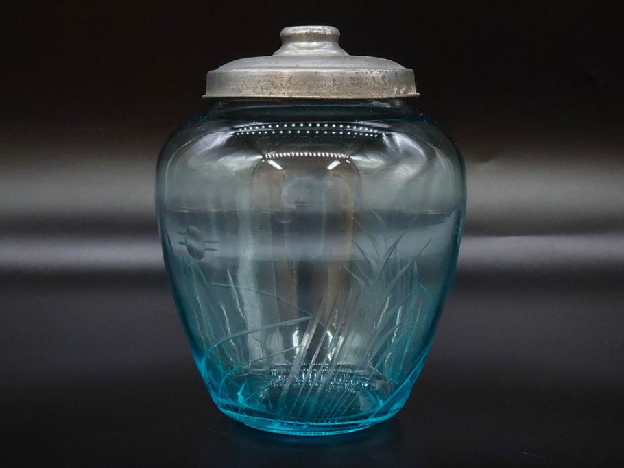 当時物　昭和レトロ　切子　涼しげな水色が目を引くキャンディーポット(菓子瓶、あめや瓶、飴屋、砂糖壺、ガラス瓶、ガラスビン、蓋(フタ)付き、菓子瓶、ボンボン入れ、小物入れ、硝子)(R-082982)