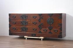 中古　美品　岩谷堂箪笥　「菊幸」　天板リメイク　重厚感ある金具が上品な雰囲気を醸し出すサイドチェスト(サイドボード、テレビ台、テレビボード、収納箪笥、衣装箪笥、整理タンス、引き出し)(R-082655)