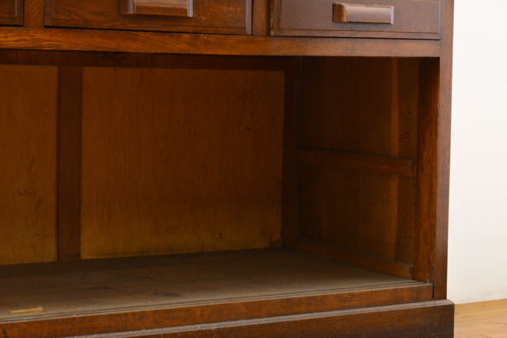 和製アンティーク 大正ロマン ナラ材  木製の取っ手がレトロな雰囲気を醸し出す二段重ねキャビネット(本箱、ブックケース、食器棚、収納棚、戸棚、カップボード)(R-060433)  ラフジュ工房