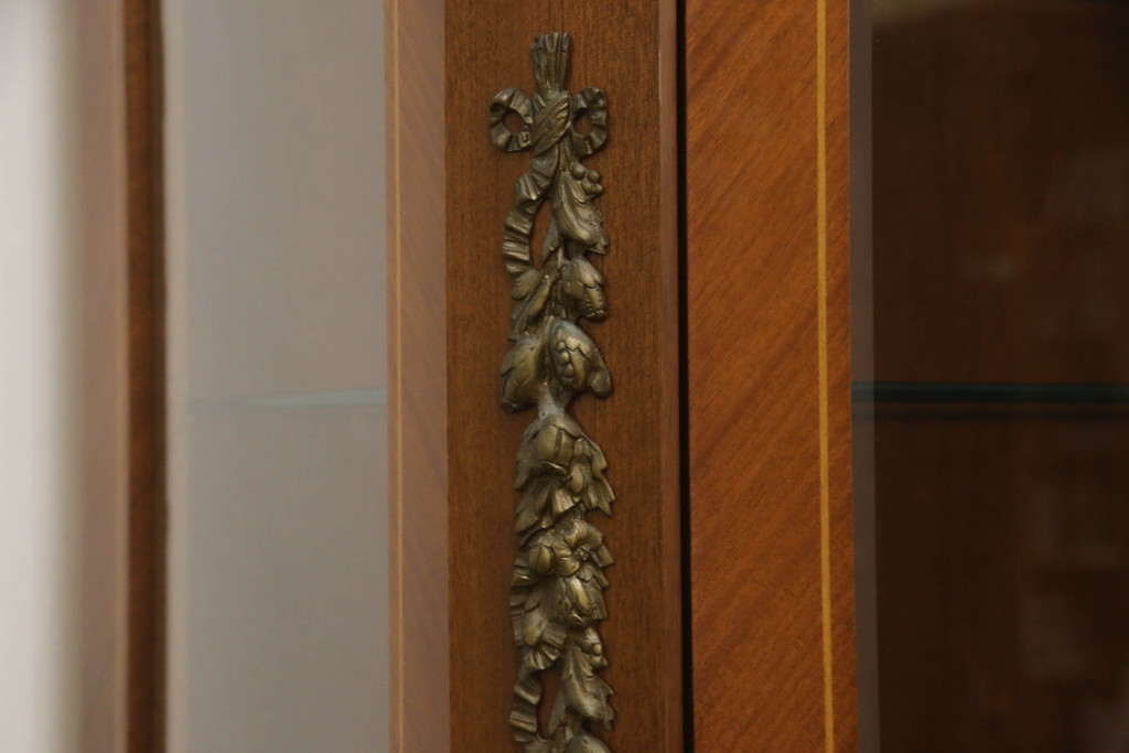 中古　美品　スペイン　高級輸入家具　美術品のような真鍮飾りが美しいキャビネット(収納棚、飾り棚、ガラスケース、ショーケース、キュリオケース、店舗什器)(R-069202)