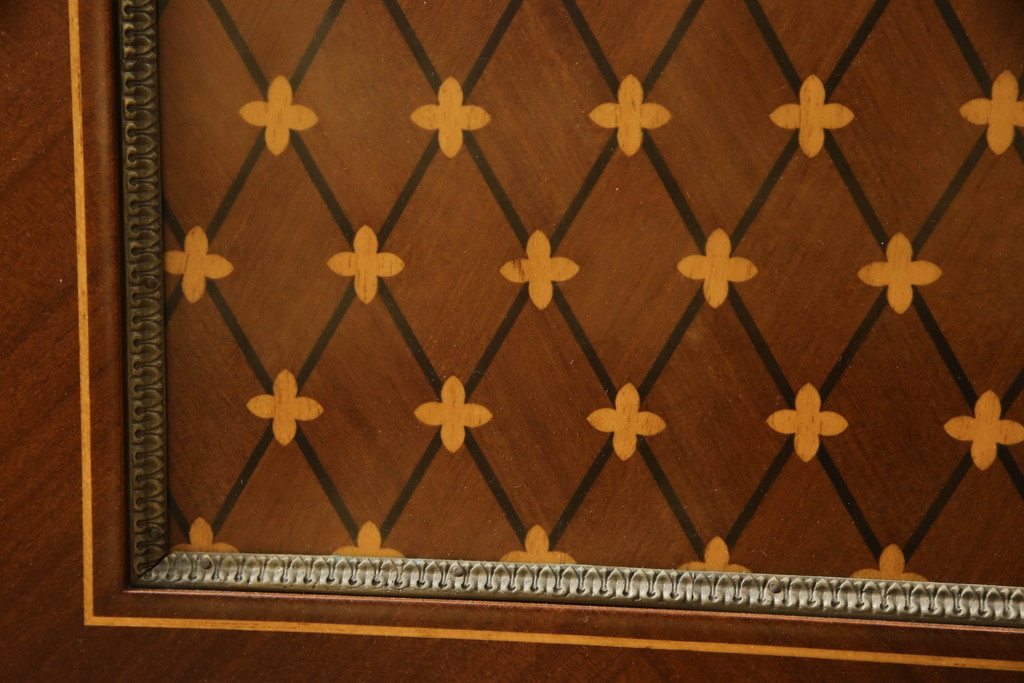 中古　美品　スペイン　高級輸入家具　美術品のような真鍮飾りが美しいキャビネット(収納棚、飾り棚、ガラスケース、ショーケース、キュリオケース、店舗什器)(R-069202)