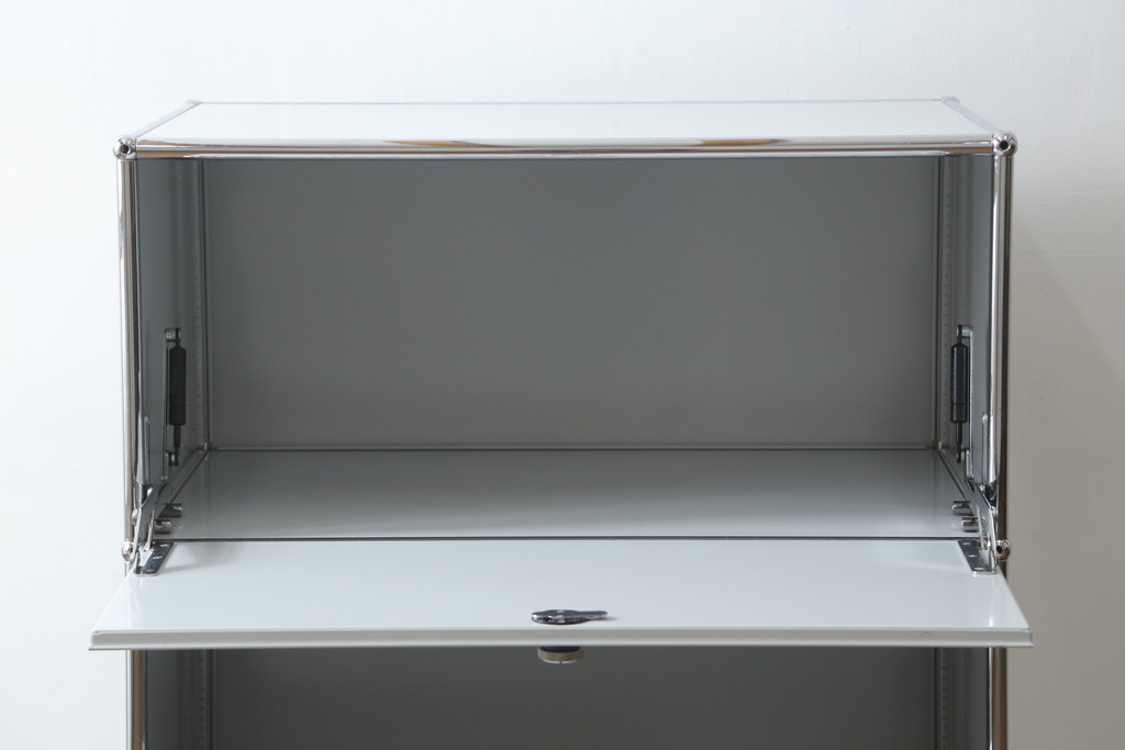 中古　美品!!　スイス　USMハラー(USM Haller)　美しくシンプルなデザインが目を引くキャビネット(サイドチェスト、引き出し、店舗什器)(R-082842)