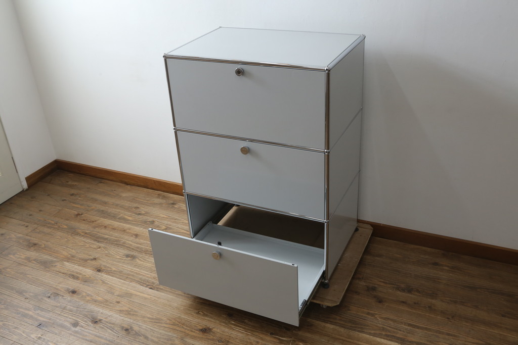 中古　美品!!　スイス　USMハラー(USM Haller)　美しくシンプルなデザインが目を引くキャビネット(サイドチェスト、引き出し、店舗什器)(R-082842)