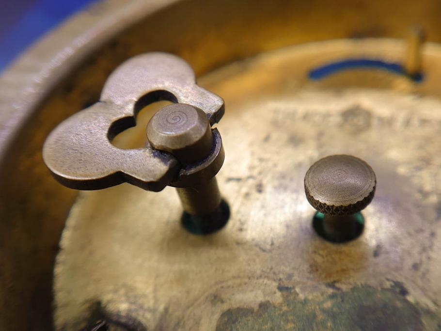 ジャンク品　戦前　東洋時計株式会社(TOYO CLOCK FACTORY)　ゼンマイ式　細やかな意匠が施されたエレガントな雰囲気溢れる置時計(置き時計、日本製、ガラス、硝子)(R-083033)