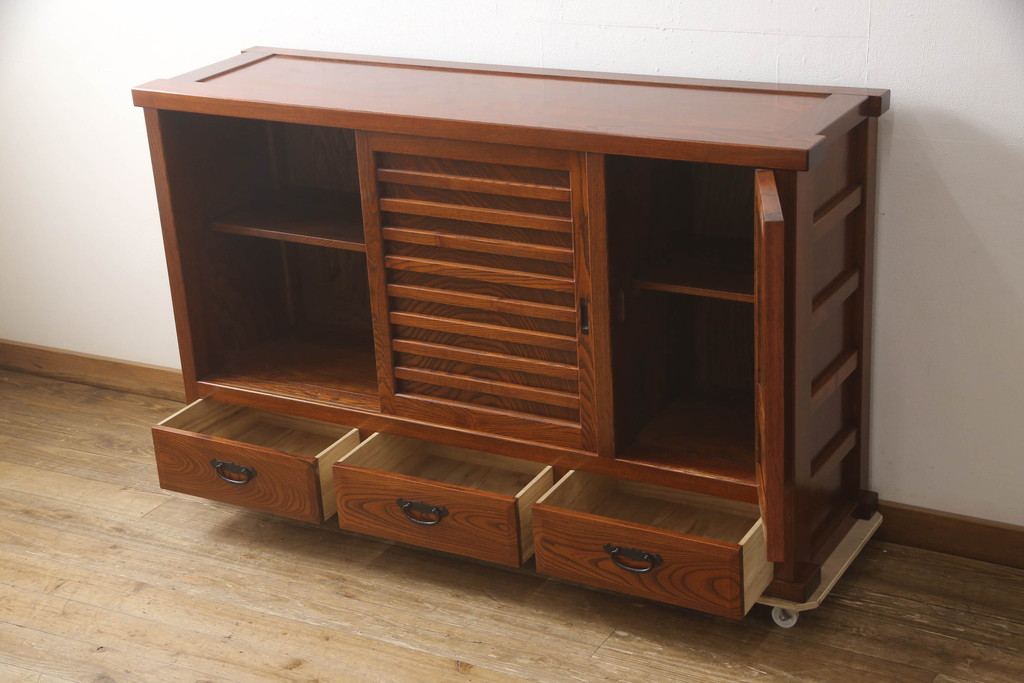 中古　松本伝統　指物工芸家具　漆塗り　上品な佇まいが魅力的な水屋箪笥サイドボード(サイドキャビネット、リビングボード、茶棚、収納棚、戸棚、食器棚、引き出し)(定価推定約110万円)(R-068679)