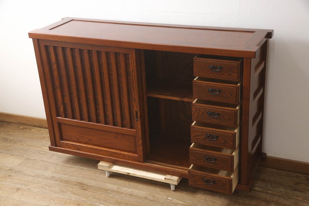 中古　松本伝統　指物工芸家具　漆塗り　上品な佇まいが魅力的な水屋箪笥サイドボード(サイドキャビネット、リビングボード、茶棚、収納棚、戸棚、食器棚、引き出し)(定価推定約100万円)(R-068680)