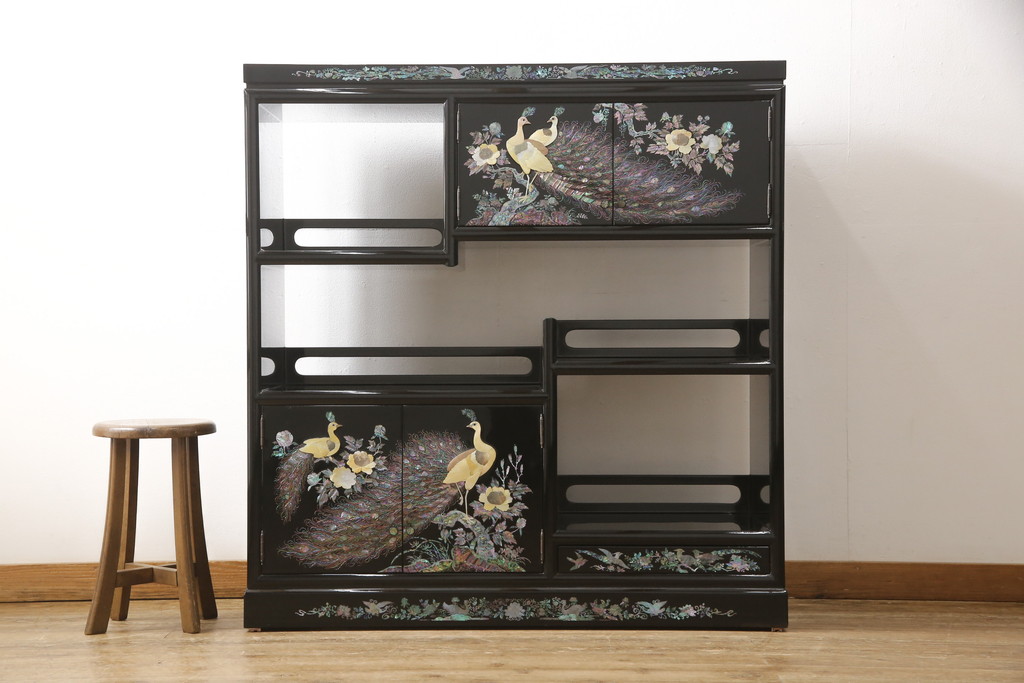 中古　美品　高級民芸家具　華やかな孔雀の螺鈿(らでん)細工が目を引く飾り棚(定価約90万円)(収納棚、戸棚、茶棚)(R-057188)
