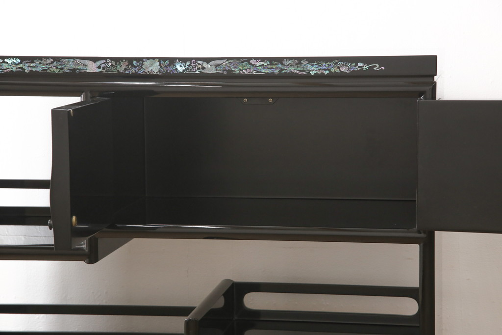 中古　美品　高級民芸家具　華やかな孔雀の螺鈿(らでん)細工が目を引く飾り棚(定価約90万円)(収納棚、戸棚、茶棚)(R-057188)