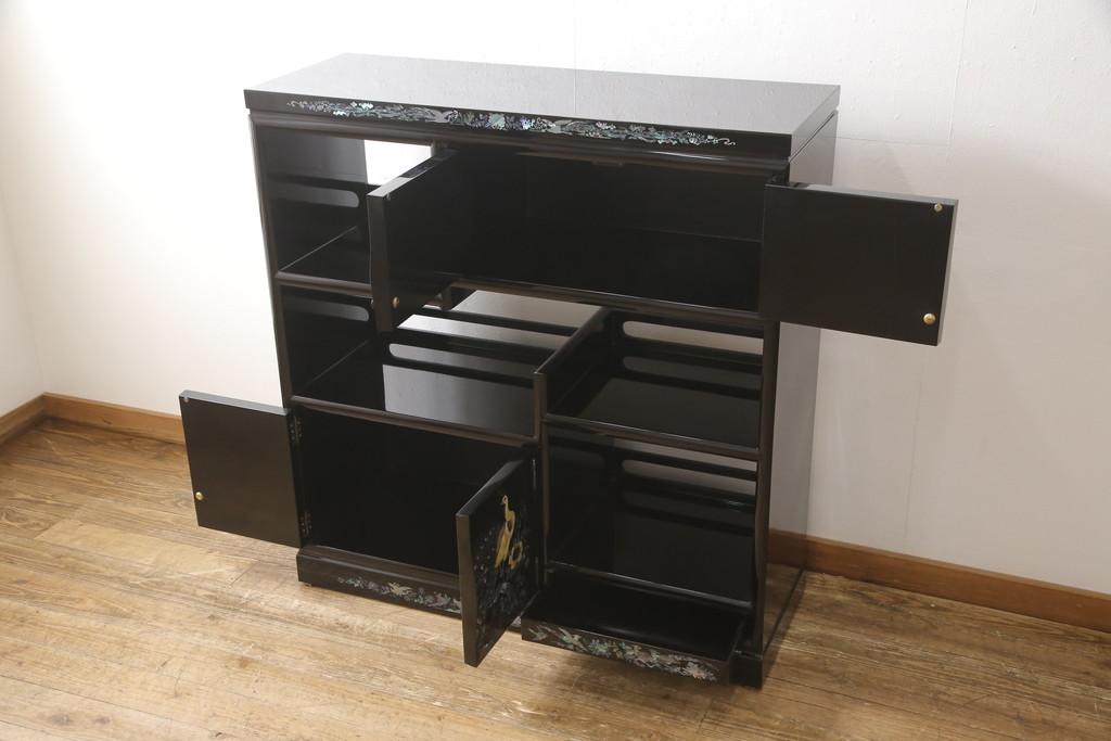 中古　美品　高級民芸家具　華やかな孔雀の螺鈿(らでん)細工が目を引く飾り棚(定価約90万円)(収納棚、戸棚、茶棚)(R-057188)
