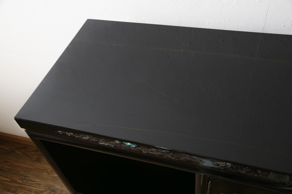 中古　美品　高級民芸家具　華やかな孔雀の螺鈿(らでん)細工が目を引く飾り棚(定価約90万円)(収納棚、戸棚、茶棚)(R-057188)