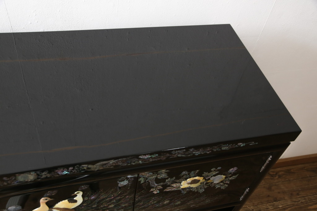 中古　美品　高級民芸家具　華やかな孔雀の螺鈿(らでん)細工が目を引く飾り棚(定価約90万円)(収納棚、戸棚、茶棚)(R-057188)