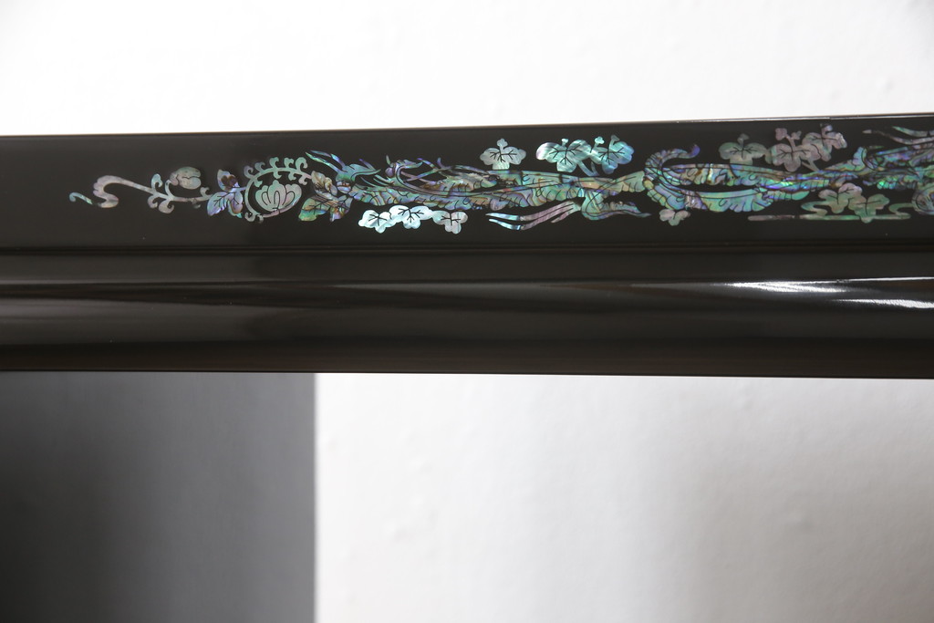中古　美品　高級民芸家具　華やかな孔雀の螺鈿(らでん)細工が目を引く飾り棚(定価約90万円)(収納棚、戸棚、茶棚)(R-057188)