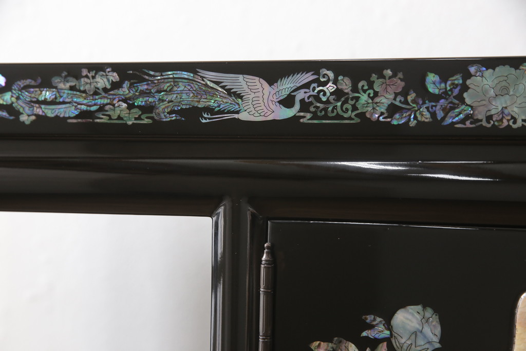 中古　美品　高級民芸家具　華やかな孔雀の螺鈿(らでん)細工が目を引く飾り棚(定価約90万円)(収納棚、戸棚、茶棚)(R-057188)