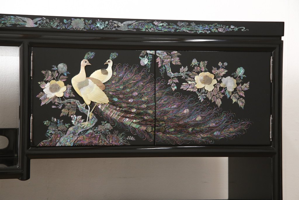中古　美品　高級民芸家具　華やかな孔雀の螺鈿(らでん)細工が目を引く飾り棚(定価約90万円)(収納棚、戸棚、茶棚)(R-057188)
