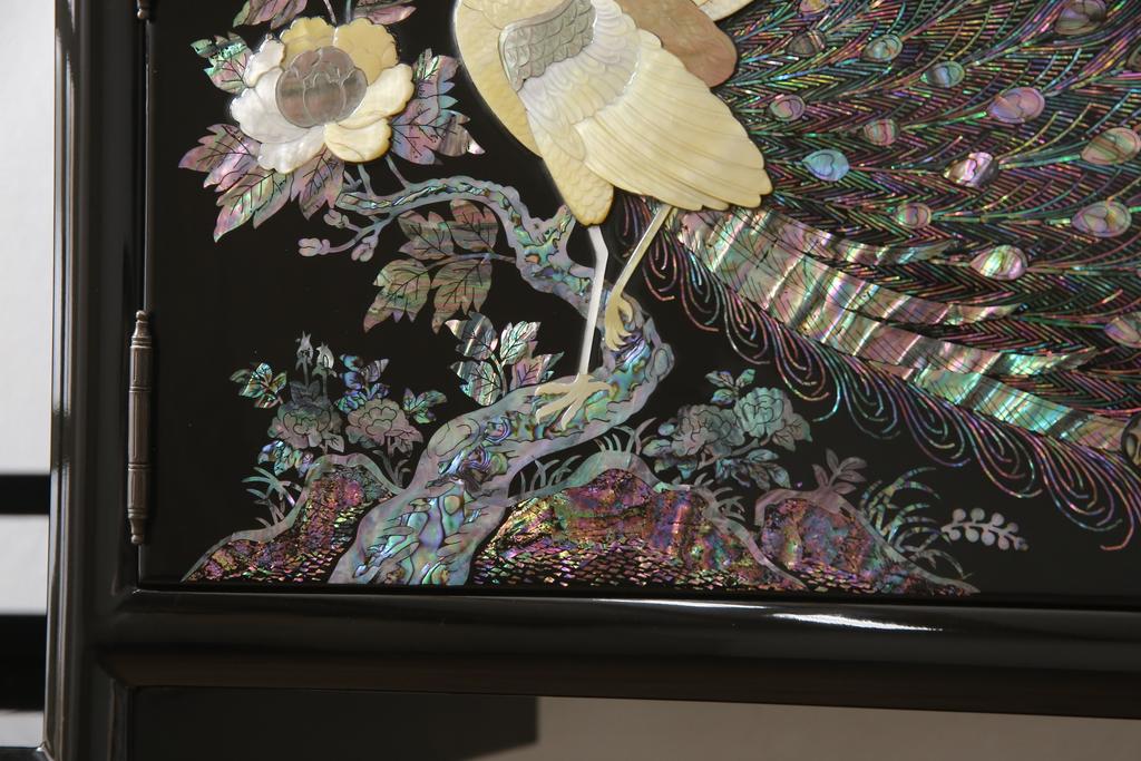 中古　美品　高級民芸家具　華やかな孔雀の螺鈿(らでん)細工が目を引く飾り棚(定価約90万円)(収納棚、戸棚、茶棚)(R-057188)