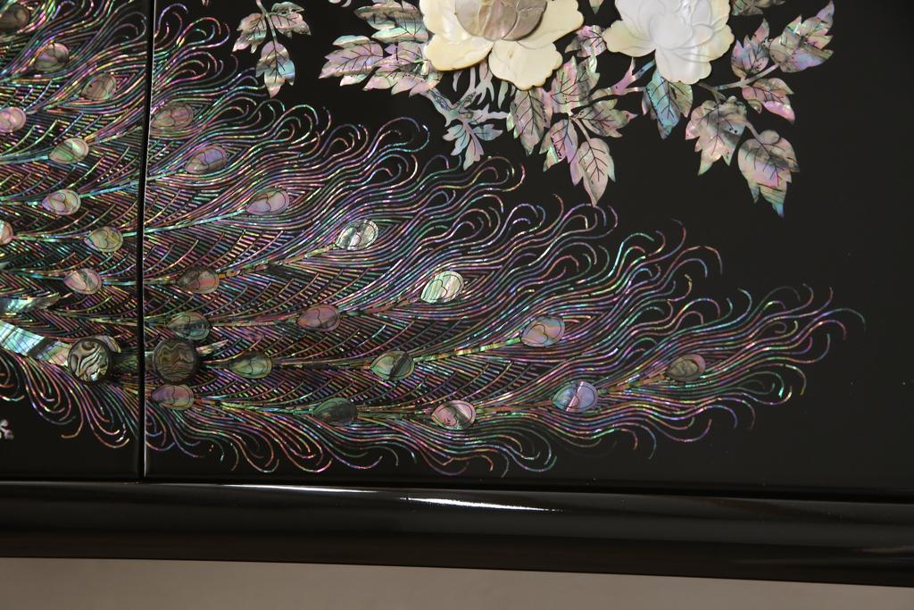 中古　美品　高級民芸家具　華やかな孔雀の螺鈿(らでん)細工が目を引く飾り棚(定価約90万円)(収納棚、戸棚、茶棚)(R-057188)
