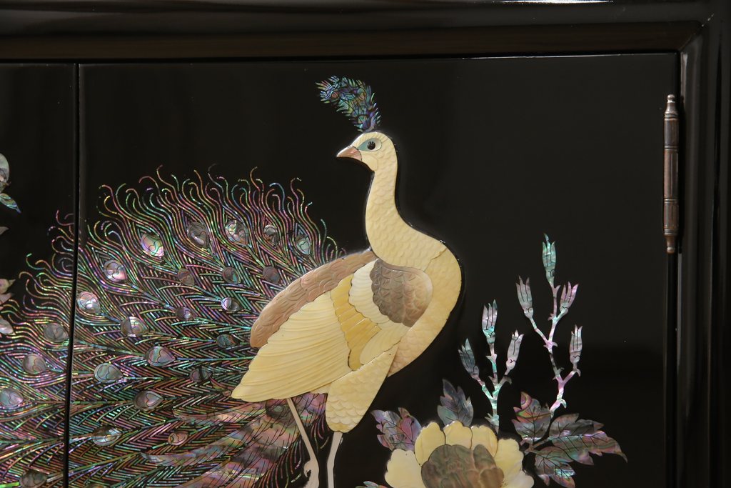 中古　美品　高級民芸家具　華やかな孔雀の螺鈿(らでん)細工が目を引く飾り棚(定価約90万円)(収納棚、戸棚、茶棚)(R-057188)