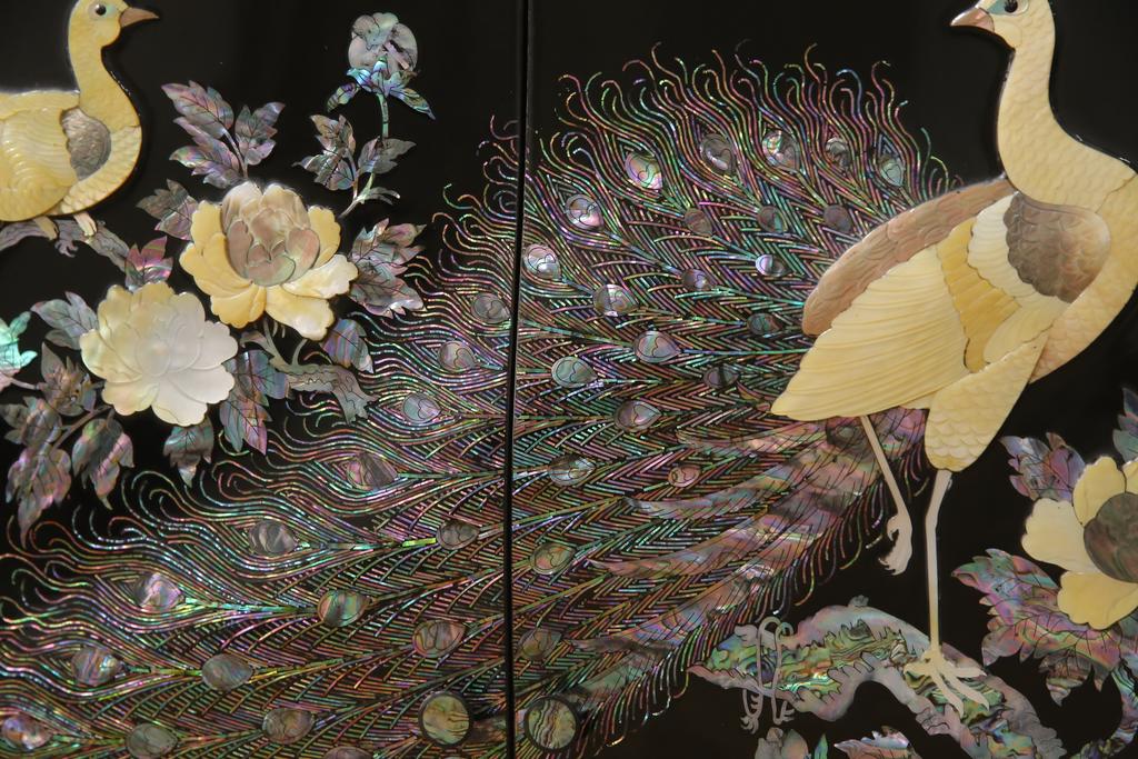 中古　美品　高級民芸家具　華やかな孔雀の螺鈿(らでん)細工が目を引く飾り棚(定価約90万円)(収納棚、戸棚、茶棚)(R-057188)