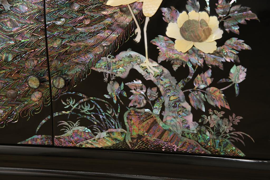 中古　美品　高級民芸家具　華やかな孔雀の螺鈿(らでん)細工が目を引く飾り棚(定価約90万円)(収納棚、戸棚、茶棚)(R-057188)