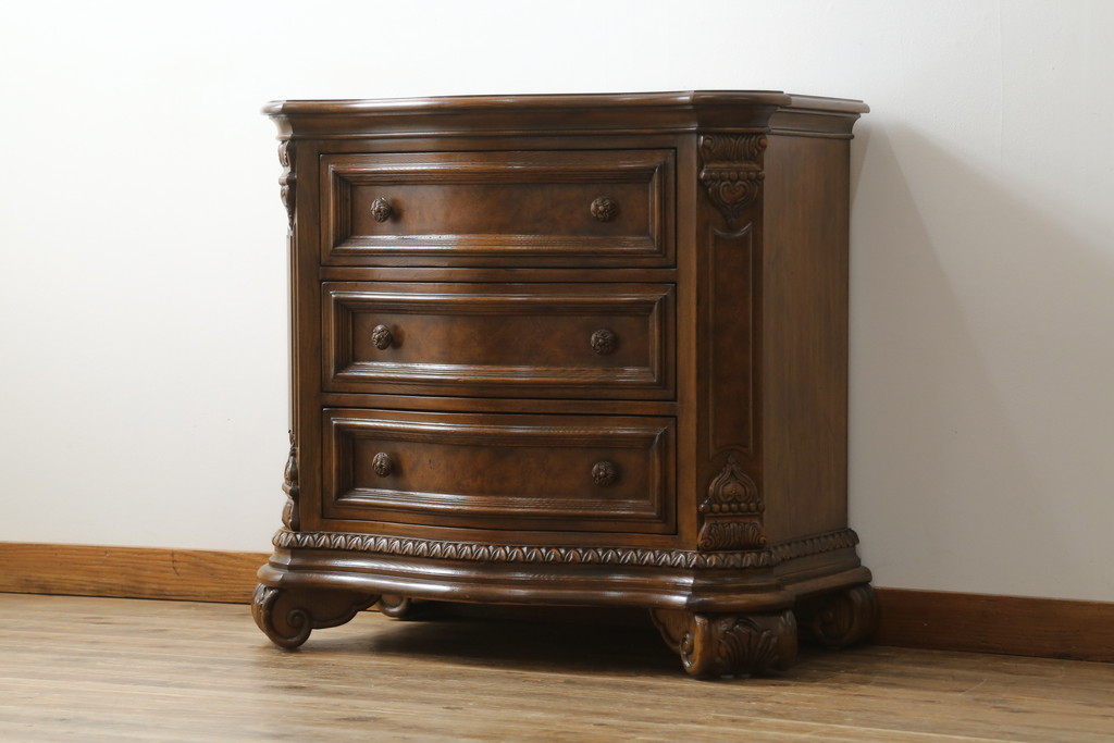 中古　美品　DREXEL HERITAGE(ドレクセルヘリテイジ)　マホガニー材　希少モデル!!　金具や脚部など細部まで凝ったデザインが高級な雰囲気を醸し出すサイドチェスト(ナイトスタンド、引き出し、サイドボード、サイドキャビネット)(R-060505)