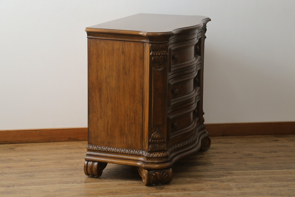 中古　美品　DREXEL HERITAGE(ドレクセルヘリテイジ)　マホガニー材　希少モデル!!　金具や脚部など細部まで凝ったデザインが高級な雰囲気を醸し出すサイドチェスト(ナイトスタンド、引き出し、サイドボード、サイドキャビネット)(R-060505)