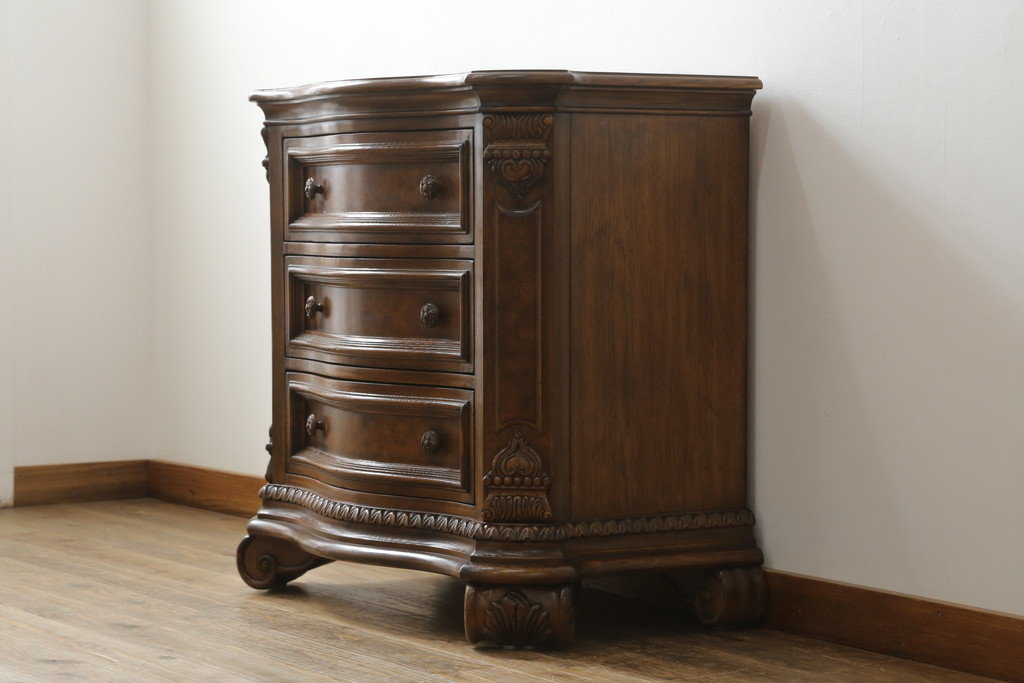 中古　美品　DREXEL HERITAGE(ドレクセルヘリテイジ)　マホガニー材　希少モデル!!　金具や脚部など細部まで凝ったデザインが高級な雰囲気を醸し出すサイドチェスト(ナイトスタンド、引き出し、サイドボード、サイドキャビネット)(R-060505)