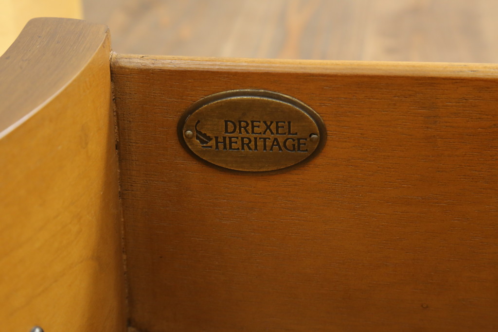 中古　美品　DREXEL HERITAGE(ドレクセルヘリテイジ)　マホガニー材　希少モデル!!　金具や脚部など細部まで凝ったデザインが高級な雰囲気を醸し出すサイドチェスト(ナイトスタンド、引き出し、サイドボード、サイドキャビネット)(R-060505)