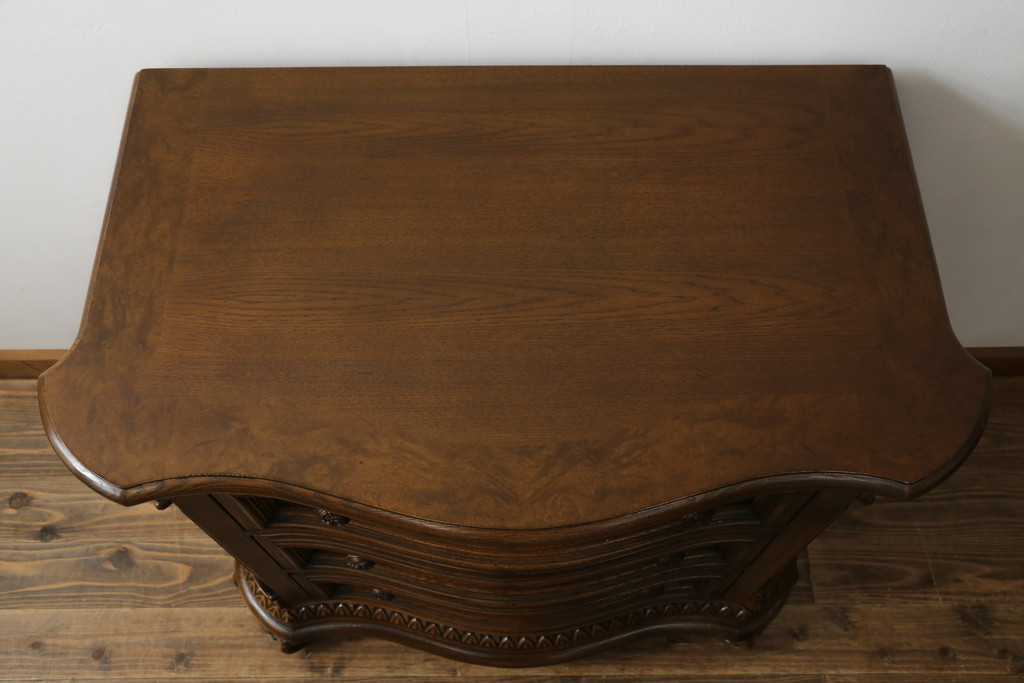 中古　美品　DREXEL HERITAGE(ドレクセルヘリテイジ)　マホガニー材　希少モデル!!　金具や脚部など細部まで凝ったデザインが高級な雰囲気を醸し出すサイドチェスト(ナイトスタンド、引き出し、サイドボード、サイドキャビネット)(R-060505)
