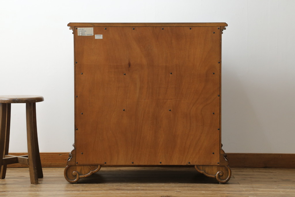 中古　美品　DREXEL HERITAGE(ドレクセルヘリテイジ)　マホガニー材　希少モデル!!　金具や脚部など細部まで凝ったデザインが高級な雰囲気を醸し出すサイドチェスト(ナイトスタンド、引き出し、サイドボード、サイドキャビネット)(R-060505)