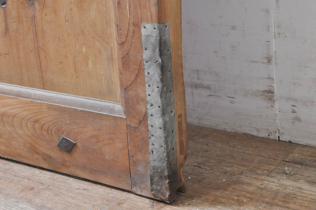アンティーク建具　総欅(ケヤキ)材　枠欅(ケヤキ)材、板ヒノキ材　落ち着いた和の雰囲気を醸し出す蔵戸1枚(引き戸、玄関戸)(R-069023)