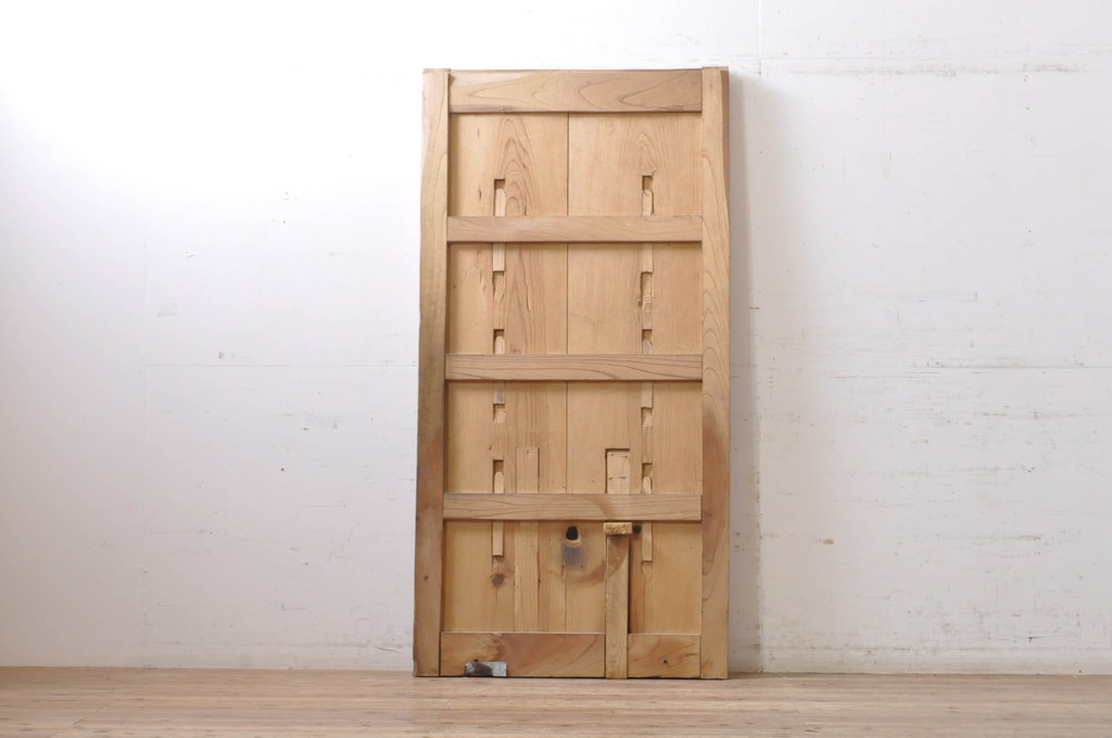 アンティーク建具　総欅(ケヤキ)材　枠欅(ケヤキ)材、板ヒノキ材　落ち着いた和の雰囲気を醸し出す蔵戸1枚(引き戸、玄関戸)(R-069023)