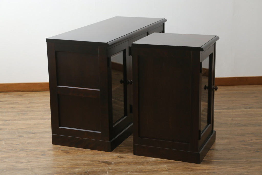 中古　美品!!　北海道民芸家具　落ち着いた深みのある色合いが美しいサイドボード(サイドキャビネット、戸棚、収納棚、リビングボード)(R-071456)