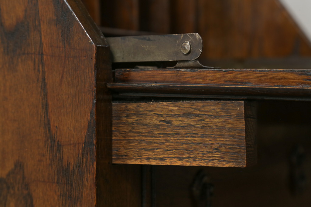 イギリスアンティーク　Lloyd's Antiques(ロイズ・アンティークス)取り扱い　趣のある佇まいが魅力的なオーク材の幅狭ライティングビューロー(ワークデスク、簿記机、在宅用、在宅ワーク用、英国)(R-074023)