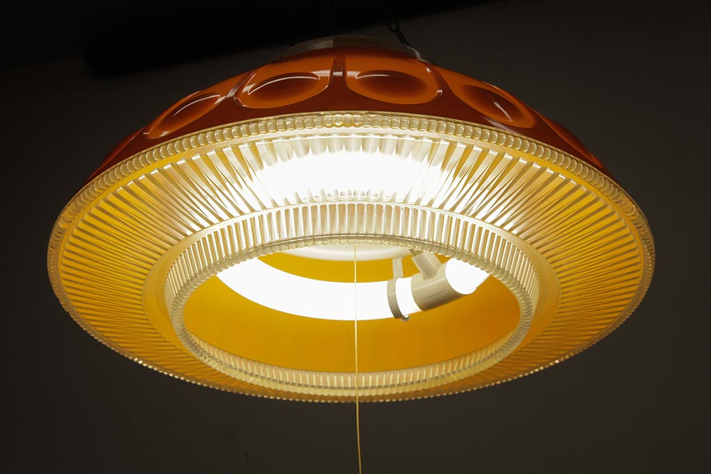 ビンテージ照明　和製ビンテージ　昭和レトロ　鮮やかなオレンジ色がポップなペンダントライト(天井照明、吊り下げ照明)(R-038229)