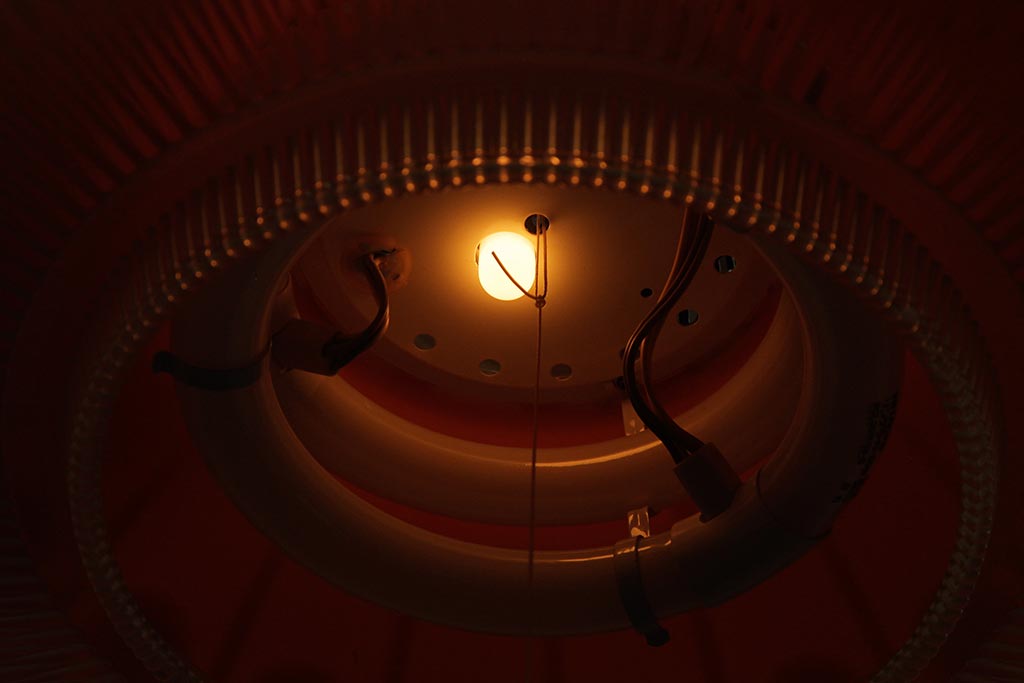 ビンテージ照明　和製ビンテージ　昭和レトロ　鮮やかなオレンジ色がポップなペンダントライト(天井照明、吊り下げ照明)(R-038229)