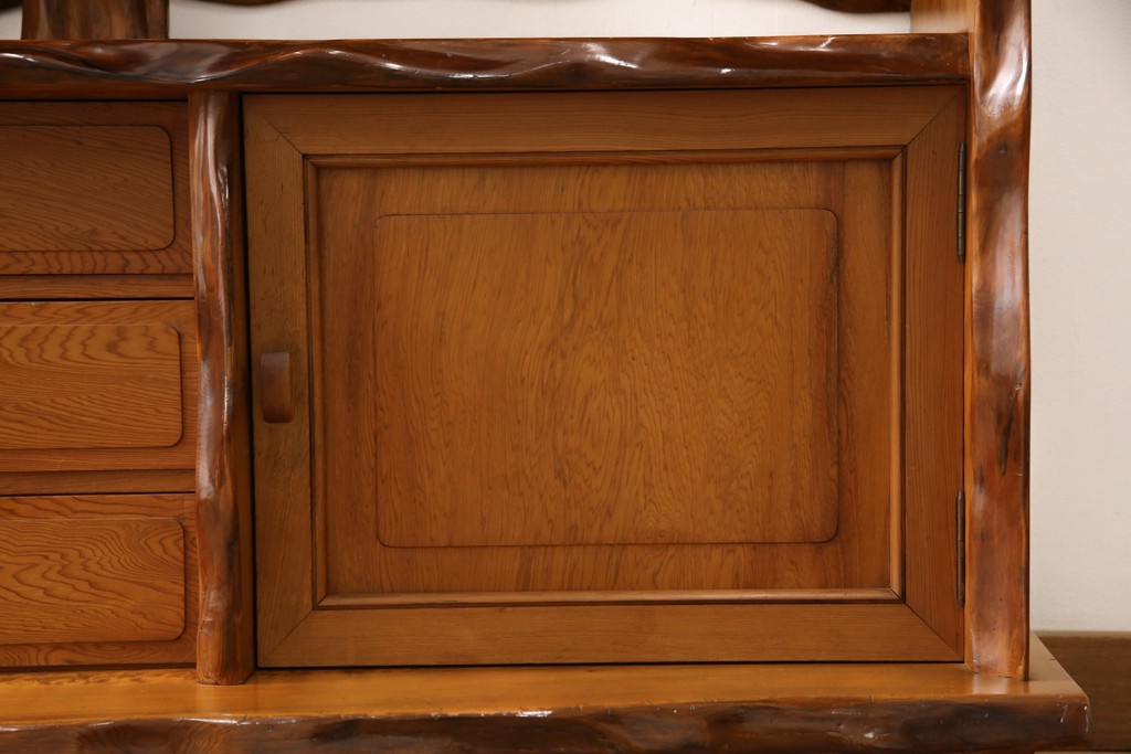 中古　民芸家具　屋久杉を贅沢に使った存在感のある飾り棚(茶棚、収納棚、サイドボード)(定価約220万円)(R-050485)