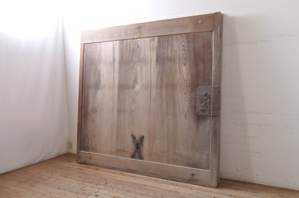 アンティーク建具　特大　特注品!!　松竹梅・鶴亀図　欅(ケヤキ)材　古い豪商で使われていた蔵戸1枚を2分割にリメイク!!　蔵戸2枚セット(引き戸、格子戸、玄関戸)(R-069175)