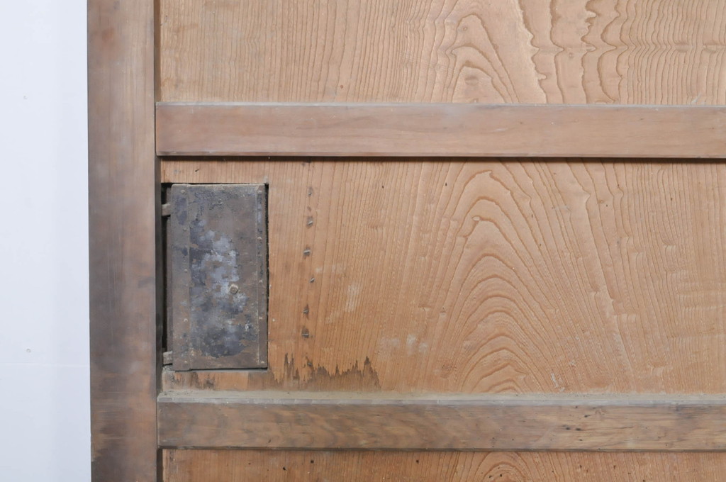 アンティーク建具　特大　特注品!!　欅(ケヤキ)材　古い豪商で使われていた蔵戸1枚を2分割にリメイク!!存在感抜群の蔵戸2枚セット(引き戸、玄関戸)(R-069176)