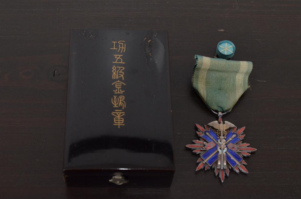 功五級金鵄章　勲章　メダル　箱付き　旧日本軍　戦争　軍物(R-039643)