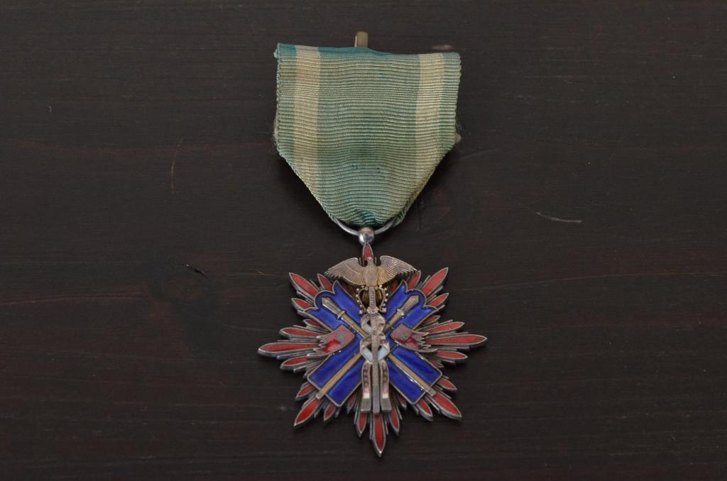 功五級金鵄章　勲章　メダル　箱付き　旧日本軍　戦争　軍物(R-039643)
