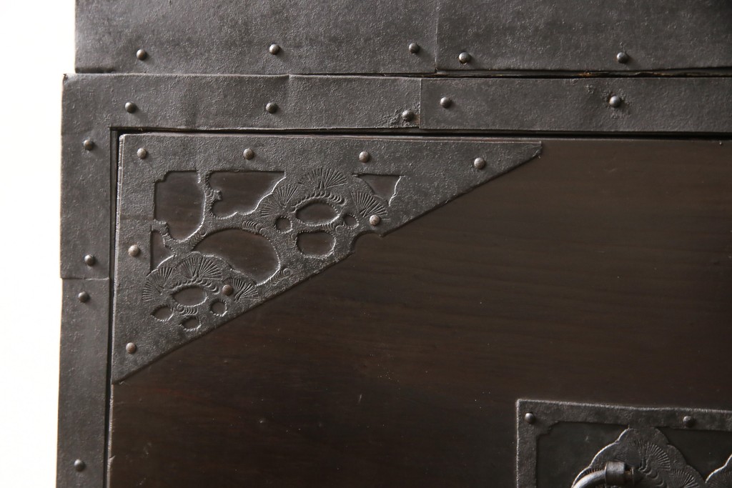 和製アンティーク　明治大正期　杉材　細かな透かし金具の図柄が目を引く佐渡箪笥(八幡箪笥、衣装箪笥、引き出し、チェスト)(R-058322)